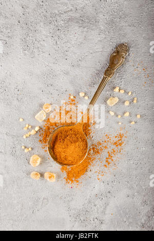 Différents types d'épices - cannelle, sucre brun caramélisé sur fond de béton gris. Vue d'en haut. Banque D'Images