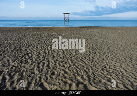 Lifeguard tower sur la côte toscane en hiver Banque D'Images