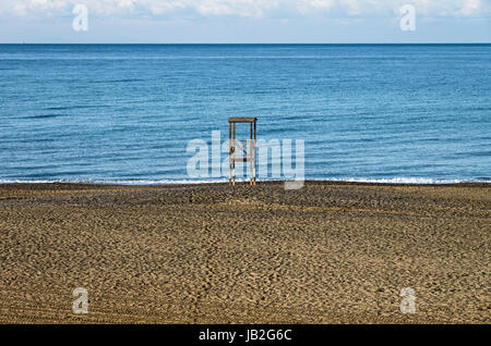 Lifeguard tower sur la côte toscane en hiver Banque D'Images