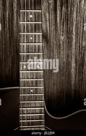 Détail de la guitare acoustique dans un style vintage sur bois texture background Banque D'Images