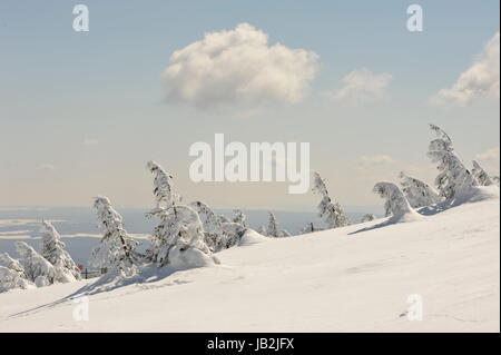 Brocken im Schnee und Eis, hiver,Harz.en hiver paysage brumeux Brocken Harz en Allemagne. Banque D'Images