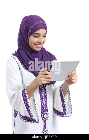 La lecture d'une femme arabe tablet reader isolé sur fond blanc Banque D'Images