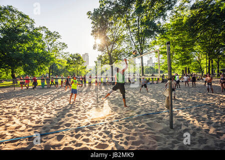 Un terrain de beach-volley dans Central Park, New York City Banque D'Images