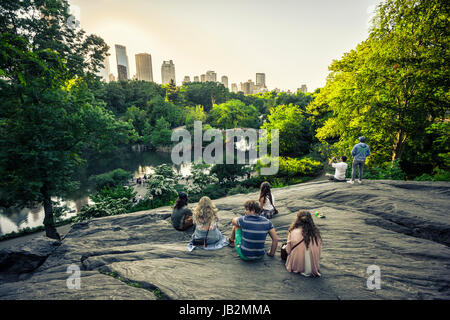 Les gens ejoying temps libre en belle vue dans Central Park, New York City Banque D'Images