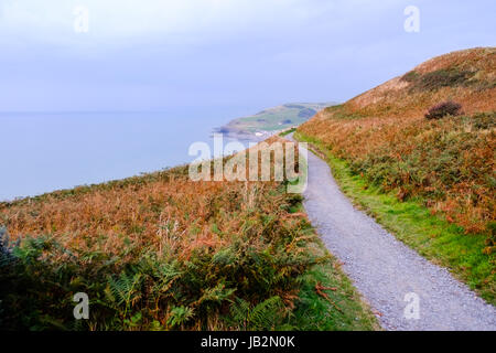 Chemin de terre à travers les champs le long de la côte du Pays de Galles après le coucher du soleil. prises au format paysage Banque D'Images