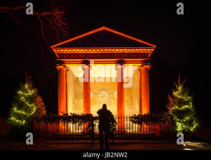 Le temple illuminé et globe suspendu à Blenheim Palace, des lumières de Noël. Décembre 2016 Décembre 2016 Banque D'Images