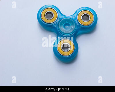 Fidget bleu un spinner isolé sur un fond blanc. Banque D'Images