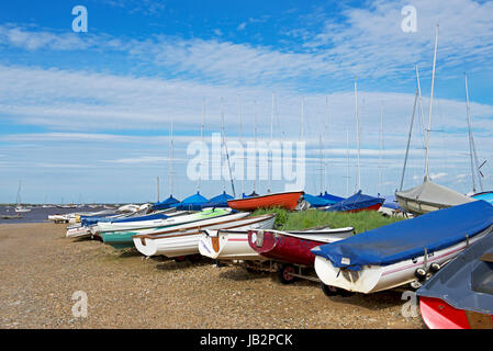 Bateaux à voile sur la plage à Brancaster Staithe, Norfolk, Angleterre, Royaume-Uni Banque D'Images