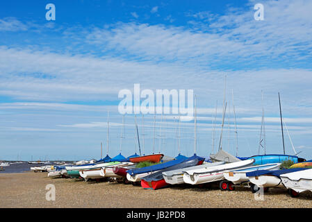 Bateaux à voile sur la plage à Brancaster Staithe, Norfolk, Angleterre, Royaume-Uni Banque D'Images