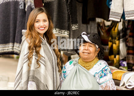 Lexington, Kentucky - 17 MAI 2017 : Une femme indigène hispaniques non identifié portant des vêtements traditionnels andins et collier, avec une belle Caucase Banque D'Images