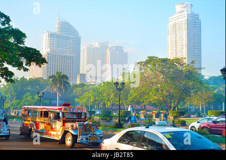 Manille - avril 01, 2012 : Matin circulation dans la rue à Manille, aux Philippines. La région métropolitaine de Manille est la zone la plus populeuse au Canada avec une population estimée à 16 300 000 Banque D'Images