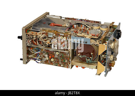 Ancien oscilloscope en parties, isolé sur un fond blanc. Banque D'Images