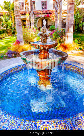 Carreaux mexicains Fontaine Jardin Mission San Buenaventura Ventura en Californie. Fondée 1782 par le père Junipero Serra. Le nom de Saint Bonaventure Banque D'Images