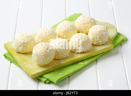 Truffes au chocolat blanc à la noix de coco roulés en boule Banque D'Images