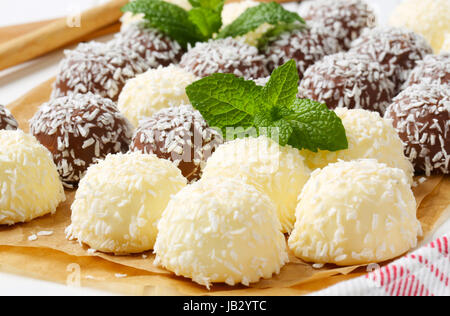 Truffes au chocolat à la noix de coco roulés en boule Banque D'Images