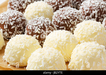 Truffes au chocolat à la noix de coco roulés en boule Banque D'Images