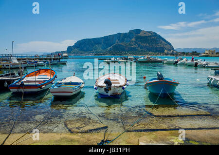 Bateaux dans Mondello, près de Palerme, Italie Banque D'Images