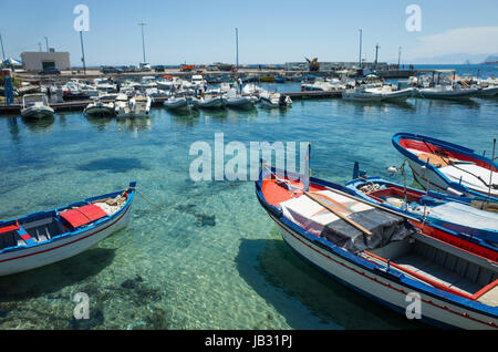 Bateaux dans Mondello, près de Palerme, Italie Banque D'Images