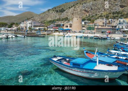 Bateaux dans Mondello, près de Palerme, Italie Banque D'Images