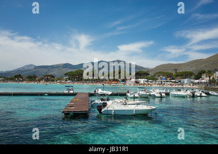 Bateaux dans Mondello, près de Palerme, Italie Banque D'Images