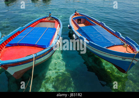 Bateaux dans Mondello, près de Palerme, Italie Banque D'Images