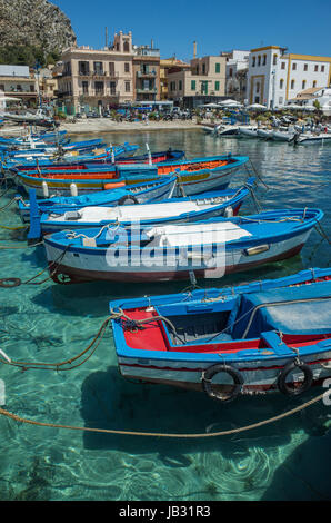 Bateaux dans Mondello, près de Palerme, Italie Banque D'Images