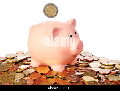 Sparschwein mit 2 Euro Münze in einer Fläche aus Euro Münzen vor weißem Hintergrund Banque D'Images