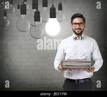 Businessman with book et Incandescent Light bulb Banque D'Images