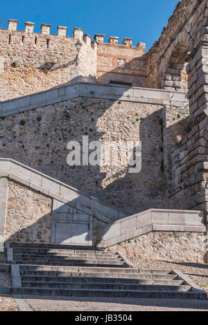 Vue partielle de l'escalier menant à l'aqueduc le mur, situé dans la ville de Ségovie, UNESCO World Heritage Site, Espagne Banque D'Images