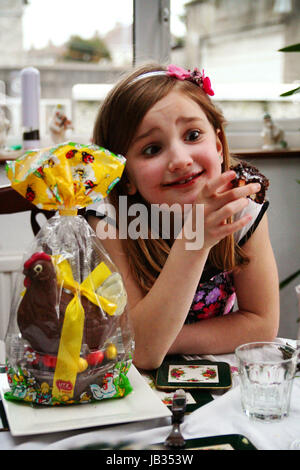 Enfant à reluquer son brownie au chocolat le dimanche de Pâques Banque D'Images