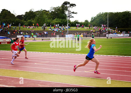 Enfants courir une course sur un circuit sur l'image de Dublin Irlande kids athlétisme fitness santé Vie saine notion Banque D'Images