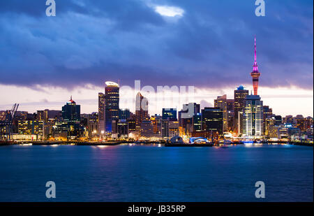 Skyline photo de la plus grande ville de la Nouvelle-Zélande, Auckland. La photo a été prise après le coucher du soleil sur la baie Banque D'Images