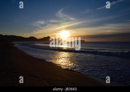 Le lever du soleil sur la plage et l'océan Atlantique à partir de la plage de l'île de Porto Santo, à 43 kilomètres au nord de Madère, Portugal Banque D'Images