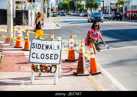 Miami Beach Florida, construction de trottoirs, réparation, panneau, trottoir fermé, cône orange, ruban de barricade, panneau d'avertissement, Black Blacks Africains ethnicité min Banque D'Images