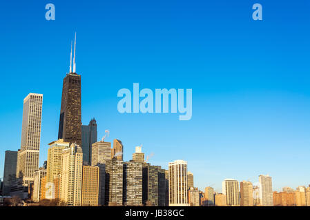 Vue sur les gratte-ciel de Chicago avec un beau ciel bleu profond Banque D'Images