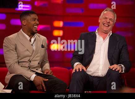 Anthony Josué (à gauche) et Greg Davies pendant le tournage de The Graham Norton Show à la London Studios, à être diffusé sur BBC One le vendredi soir. Banque D'Images