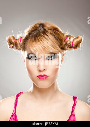 Close-up portrait of a cute blonde woman faisant la moue expression Banque D'Images