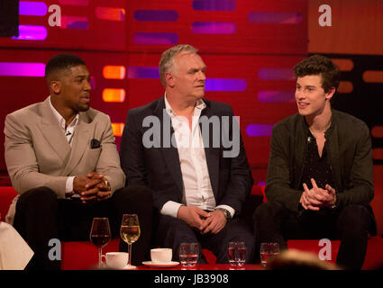 (De gauche à droite) Anthony Joshua, Greg Davies et Shawn Mendes pendant le tournage de The Graham Norton Show à la London Studios, à être diffusé sur BBC One le vendredi soir. Banque D'Images