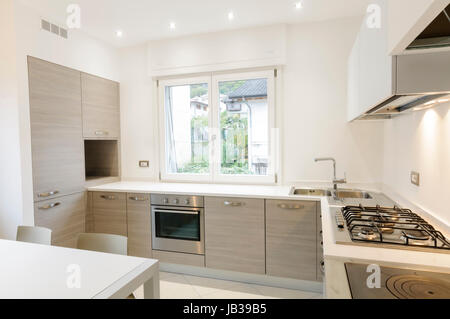 Cuisine moderne avec armoires en bois d'intérieur et tableau blanc Banque D'Images