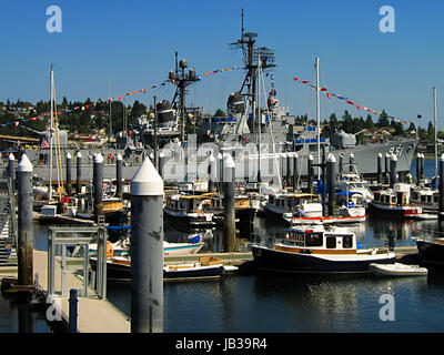 Une photographie d'un Forrest Sherman-class destroyer naval amarré parmi les petits bateaux. Ce navire a été mise en service en 1959 et a été connu sous le nom de JJ-951 USS Turner Joy. Il a été retiré du service militaire des États-Unis en 1988. Banque D'Images