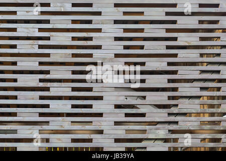 Treillis de clôture, créés par de petites bandes de bois avec des trous rectangulaires dans entre. Pour le motif, papier peint, design de bannières Banque D'Images