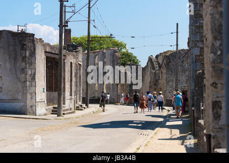 ORADOUR-sur-Glane, FRANCE - 15 août 2016 : les touristes entre les ruines de la destruction par les nazis dans le village français WW2 Banque D'Images