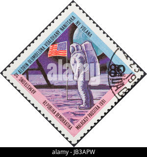 MALAGACY - circa 1981 : un timbre-poste imprimé en l'Madagascar montre Neil Alden Armstrong première personne à marcher sur la Lune, vers 1981 Banque D'Images