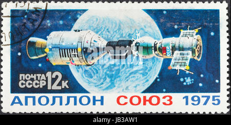 Urss - circa 1975 : un timbre-poste imprimé en l'URSS montre Apollo Soyouz Test Project - d''espace de vaisseaux spatiaux, circa 1975 Banque D'Images