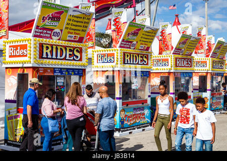 Miami Florida, Tamiami Park, Miami-Dade County Youth Fair & exposition, County fair, carnaval, Midway, vente de billets, stand, manèges, coupons, familles pares Banque D'Images
