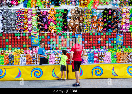 Miami Florida, Tamiami Park, Miami-Dade County Youth Fair & exposition, County fair, carnaval jeu, prix, animaux en peluche, jouets, homme hommes, garçons, gamin k Banque D'Images