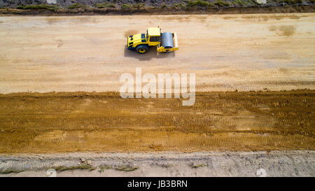 Vue aérienne de machine à vapeur sur une zone de travaux à proximité de Vue, Loire Atlantique, France Banque D'Images