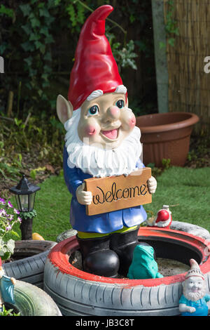 Garden gnome avec panneau de bienvenue, Overton, Hampshire, Angleterre, Royaume-Uni Banque D'Images