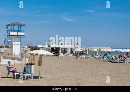 Plage Phoinikoudes, Larnaca, district de Larnaca, République de Chypre Banque D'Images