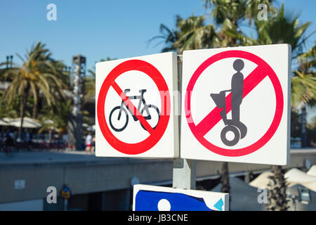 Pancarte interdisant les gens de ne pas utiliser les vélos et segways à la promenade pour prévenir les accidents avec les piétons à Barcelone, Espagne. Banque D'Images